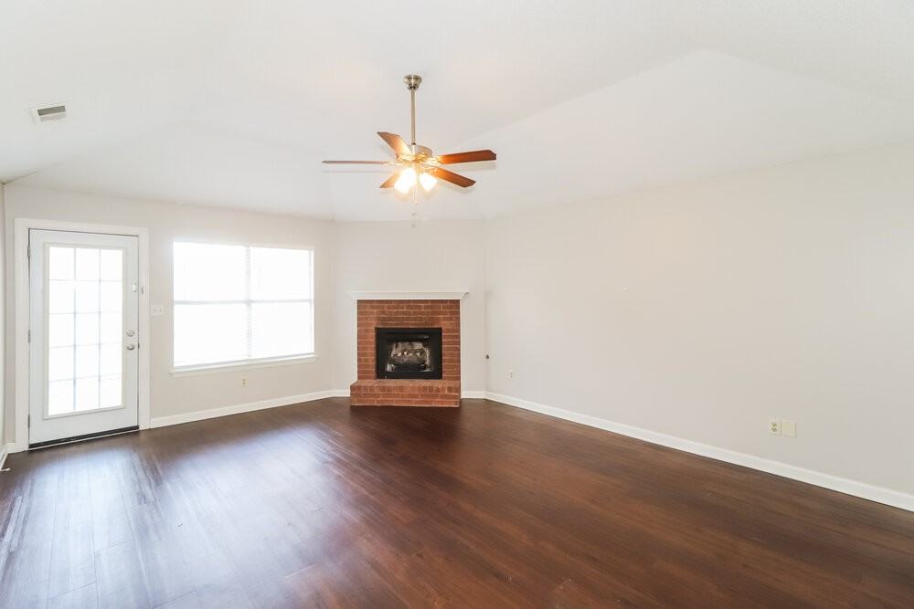 995 Scofield Dr - Photo 4 of 16