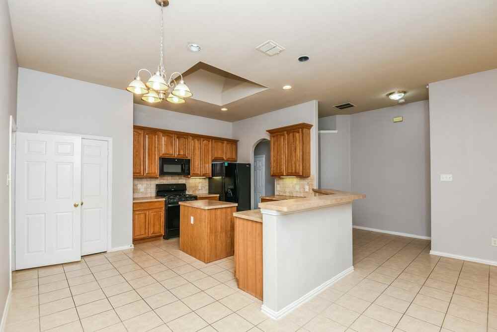 1100 Hillwood Dr - Photo 5 of 16