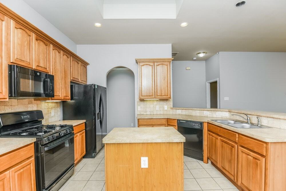 1100 Hillwood Dr - Photo 6 of 16