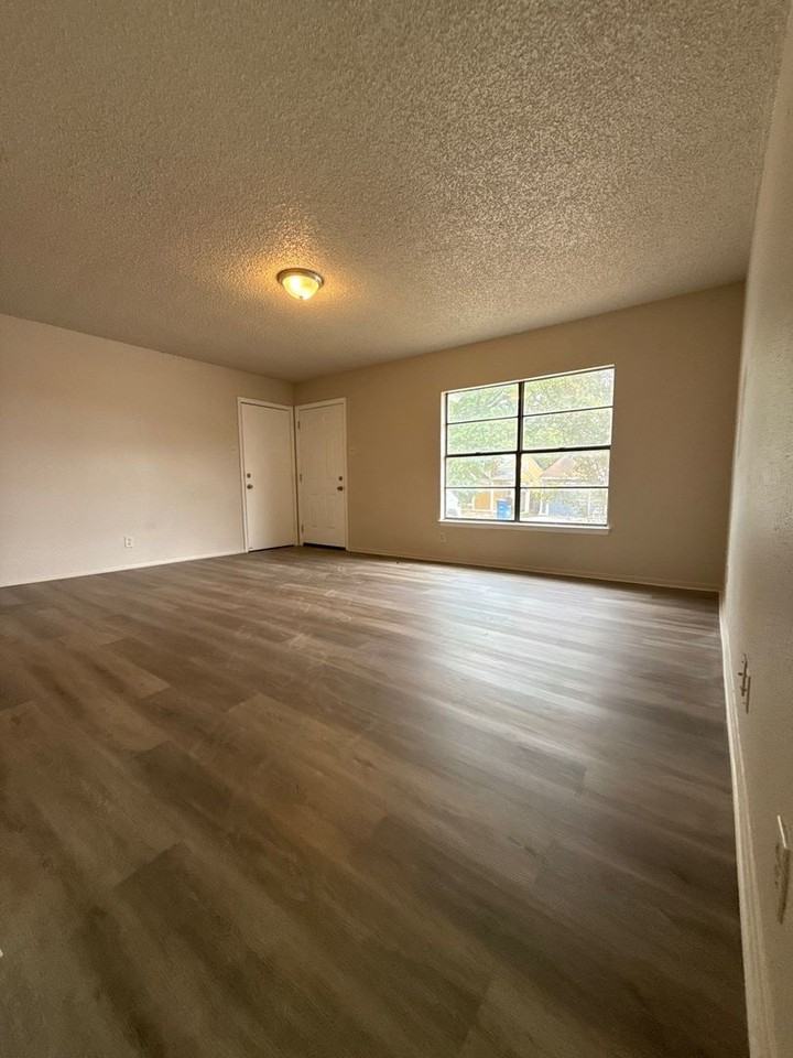 4315 Lehman Dr - Photo 3 of 9