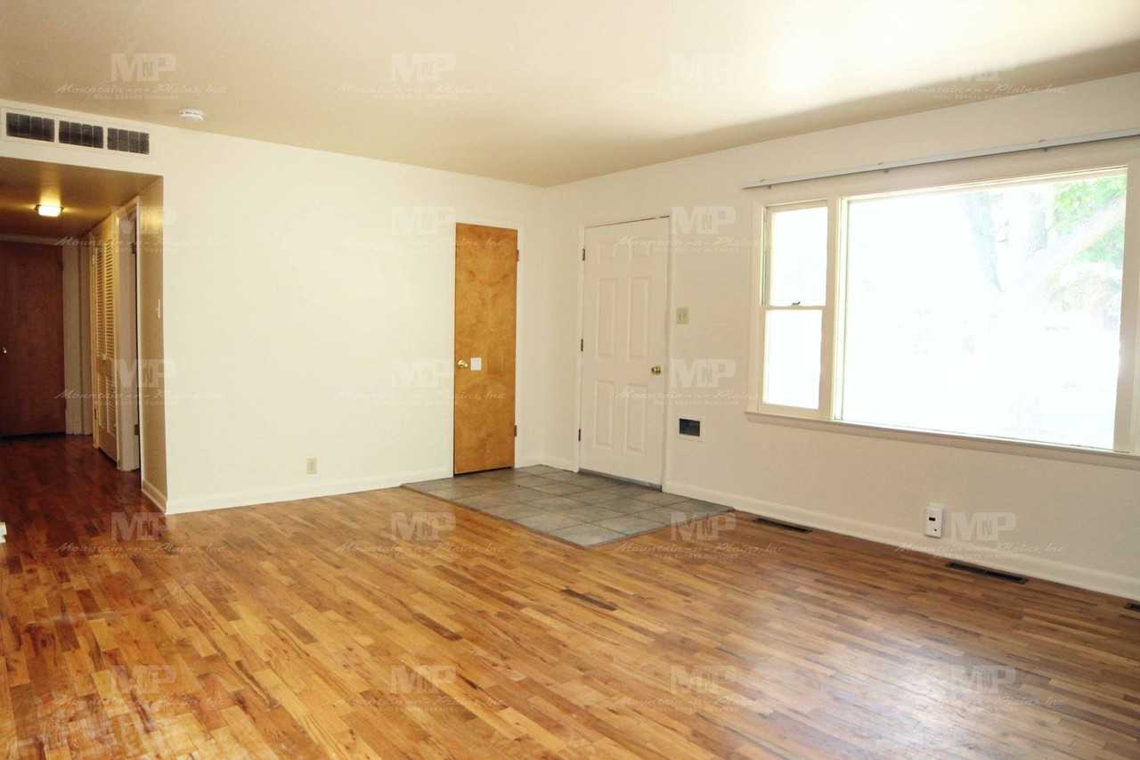 1024 Glenmoor Dr - Photo 3 of 13