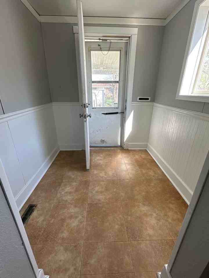 422 N 1st St - Photo 3 of 9