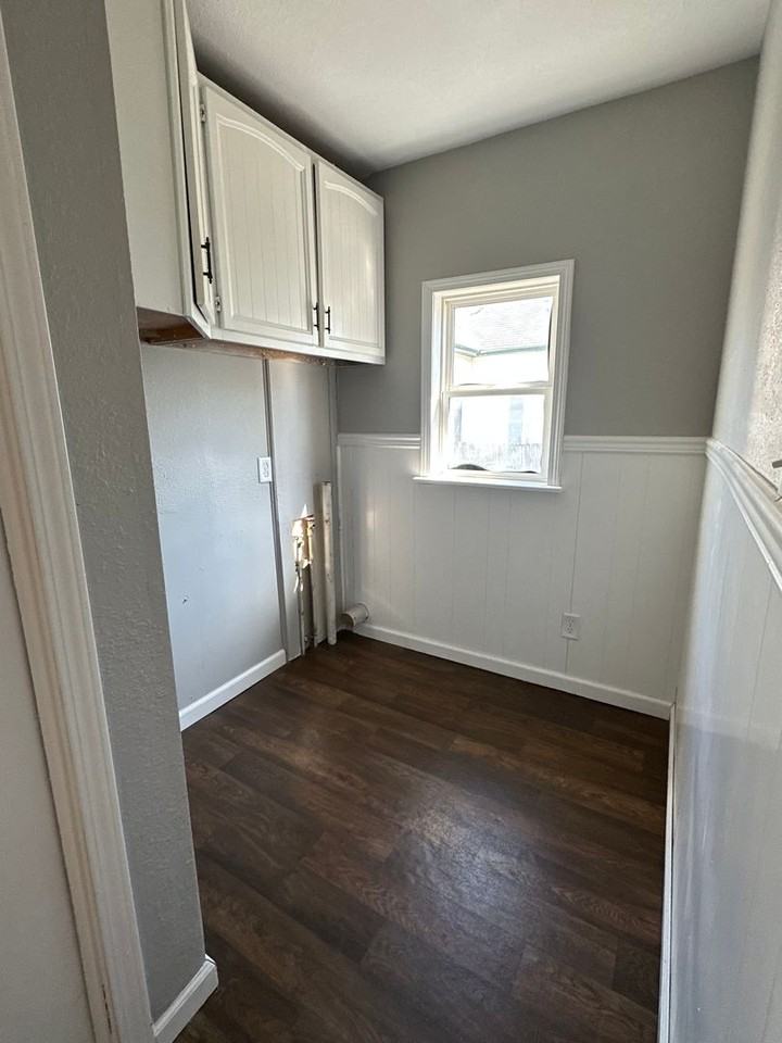 422 N 1st St - Photo 7 of 9