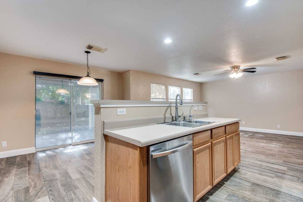 140 Springtree Pkwy - Photo 5 of 12