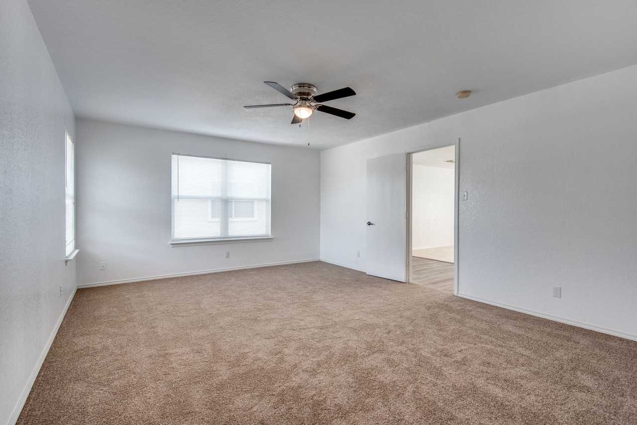 140 Springtree Pkwy - Photo 7 of 12