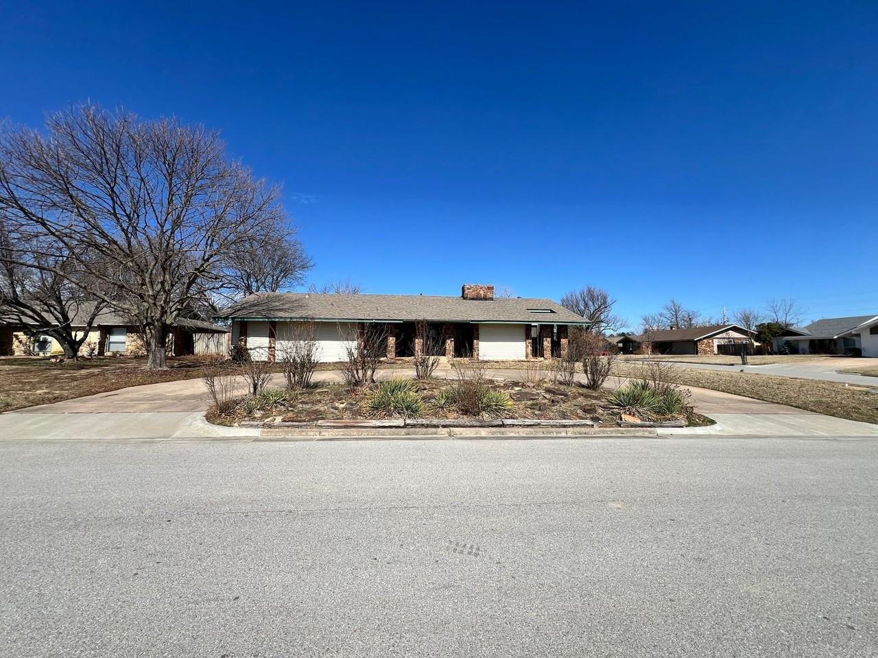 3843 E 69th St - Photo 2 of 33