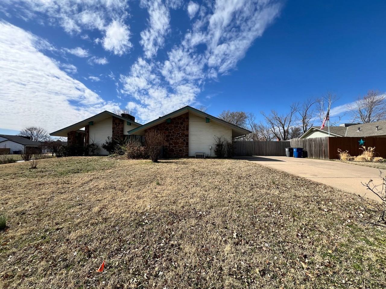 3843 E 69th St - Photo 5 of 33