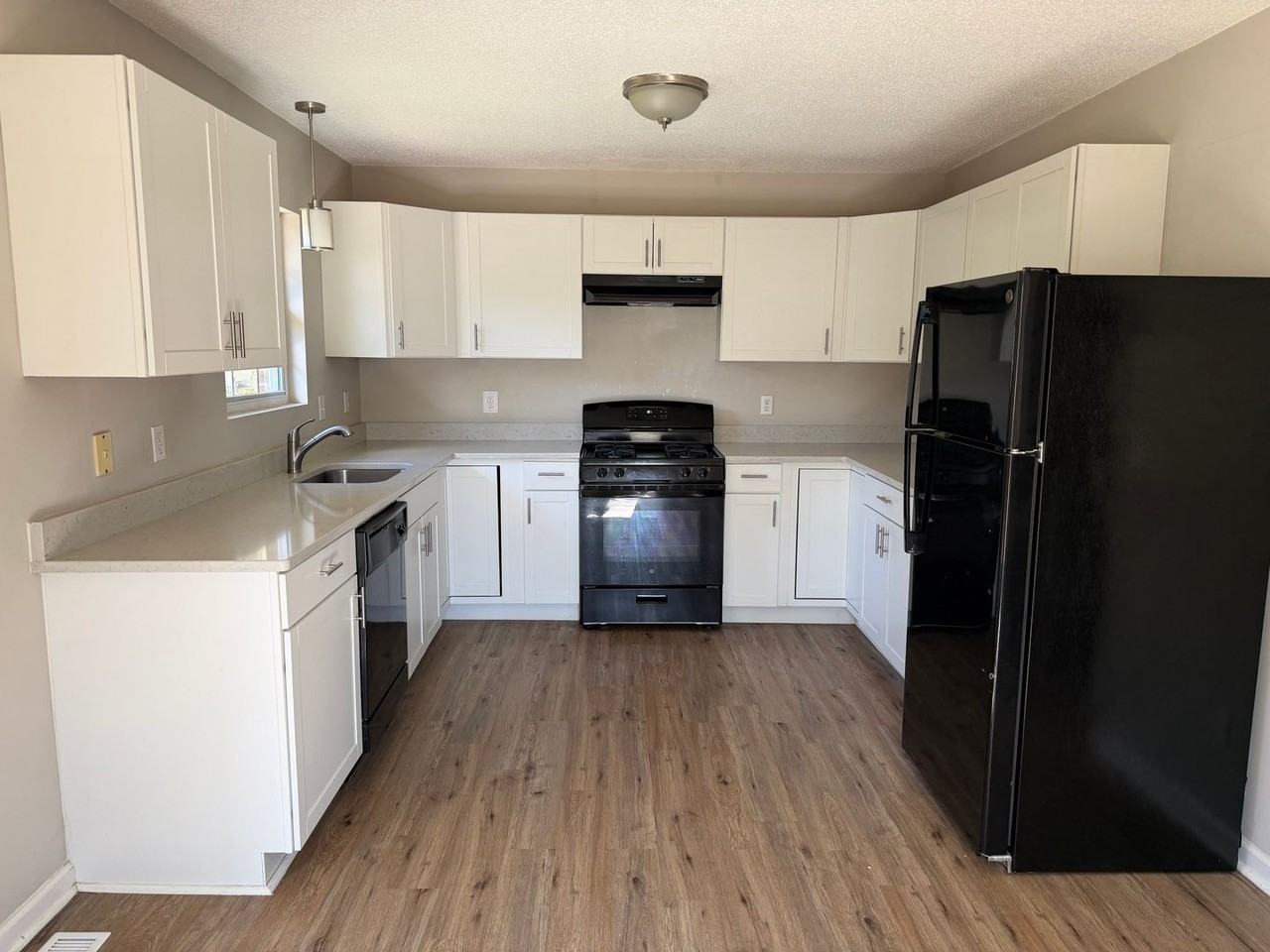 320 W Chestnut Ave #A - Photo 4 of 11