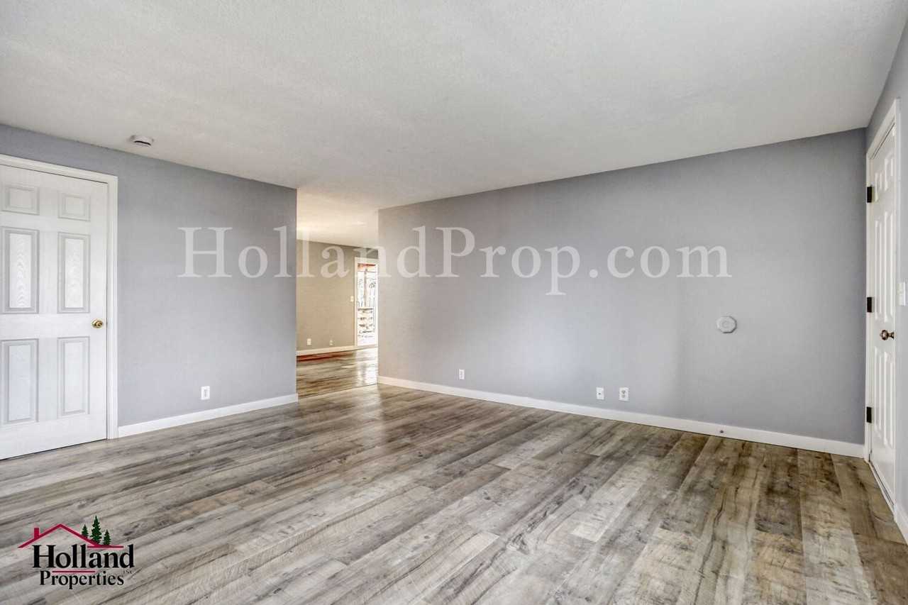 1426 Se Duke Dr - Photo 3 of 18