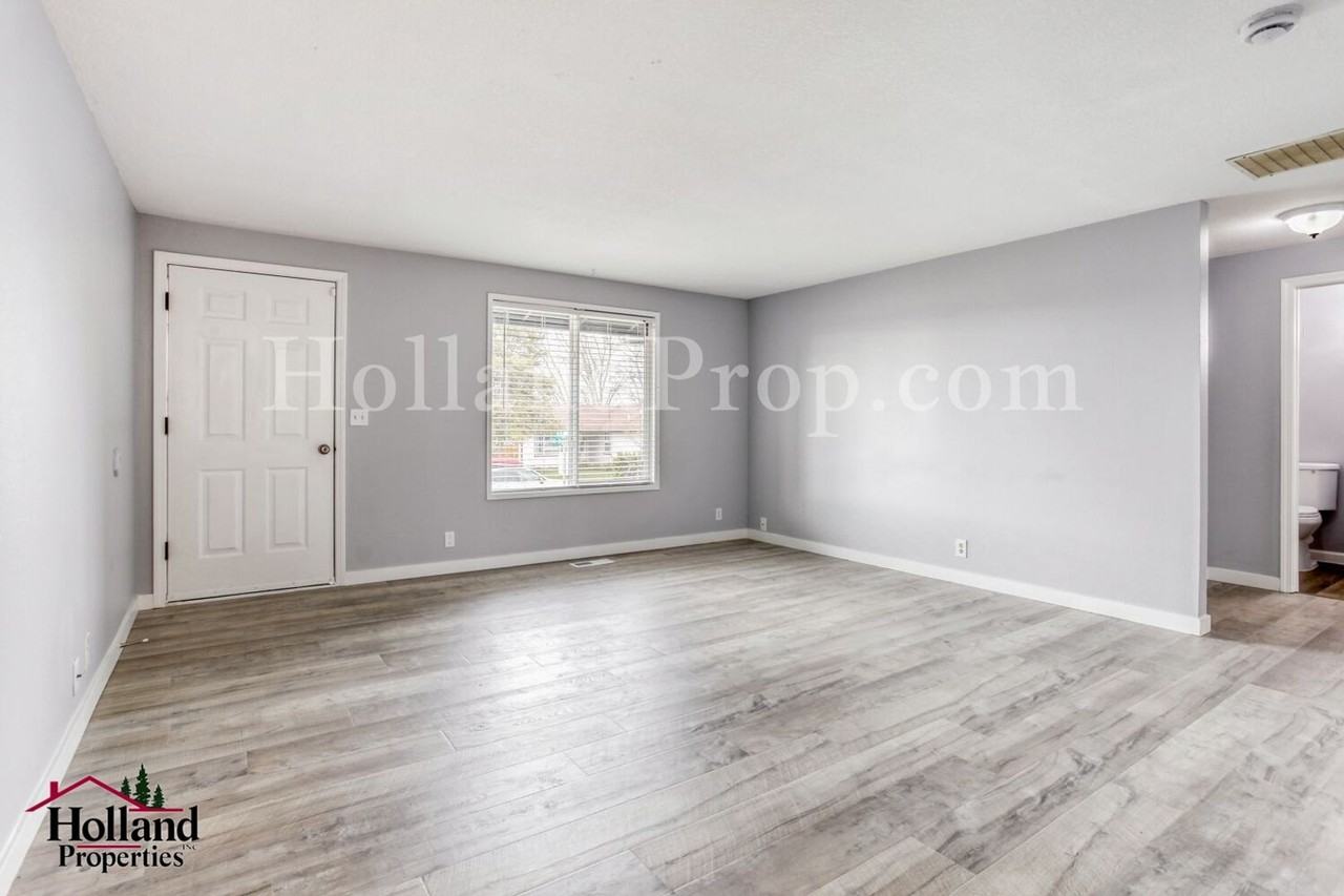 1426 Se Duke Dr - Photo 4 of 18