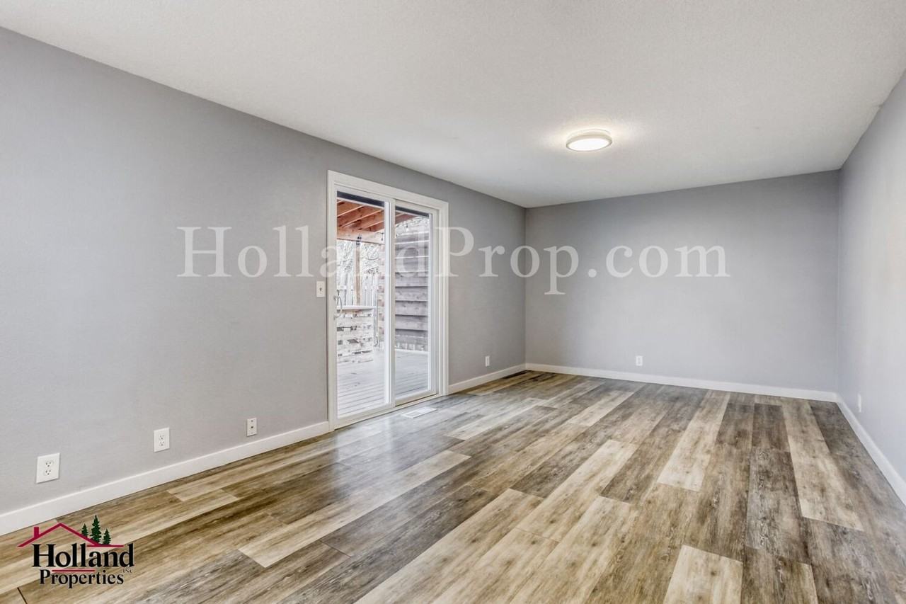 1426 Se Duke Dr - Photo 5 of 18