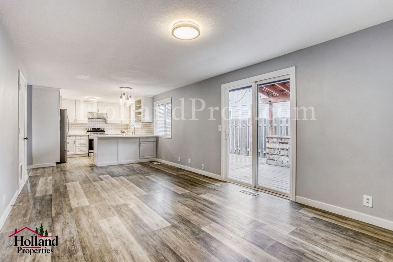 1426 Se Duke Dr - Photo 6 of 18