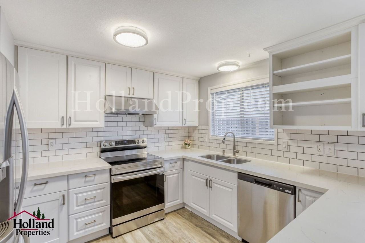 1426 Se Duke Dr - Photo 7 of 18