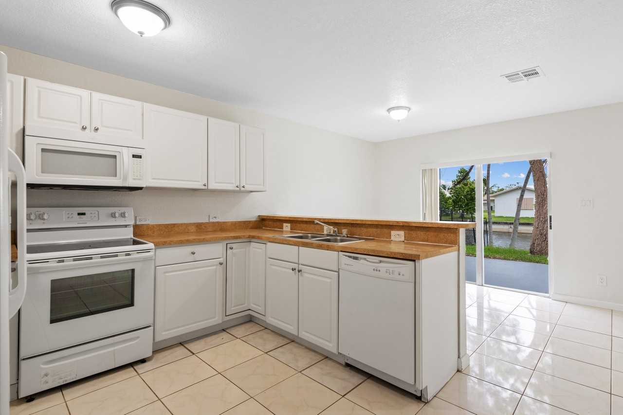 7656 Northwest 73rd Terrace - Photo 2 of 20