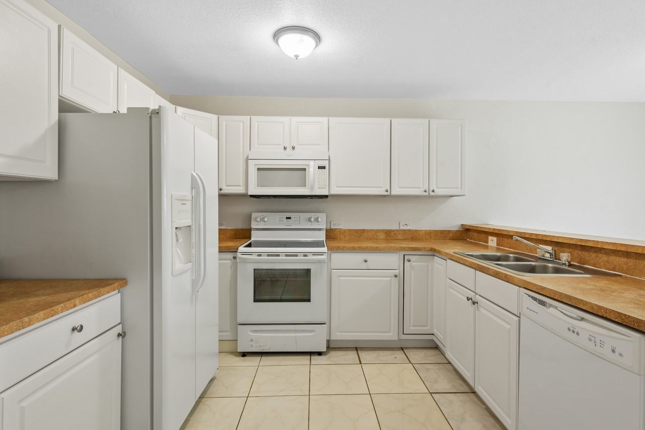 7656 Northwest 73rd Terrace - Photo 4 of 20