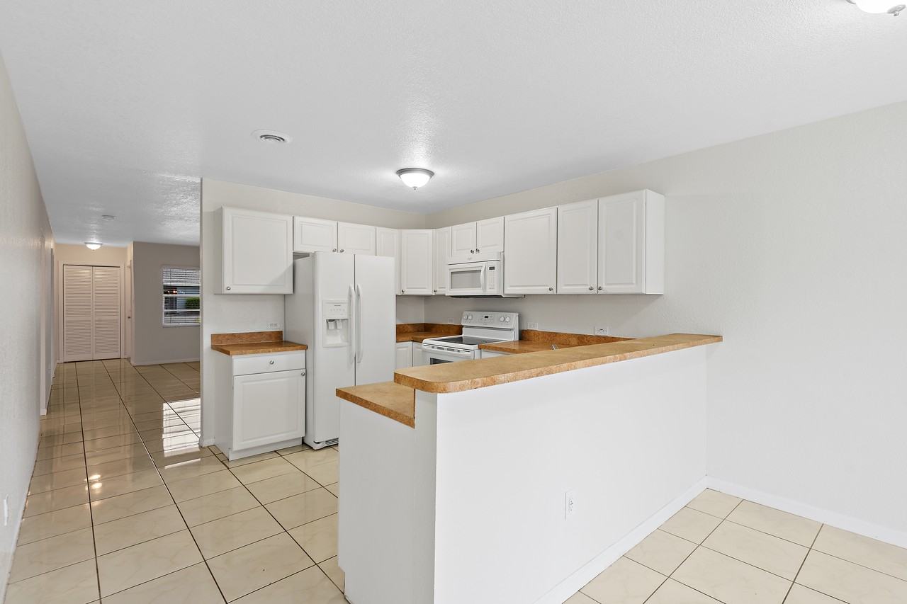 7656 Northwest 73rd Terrace - Photo 5 of 20