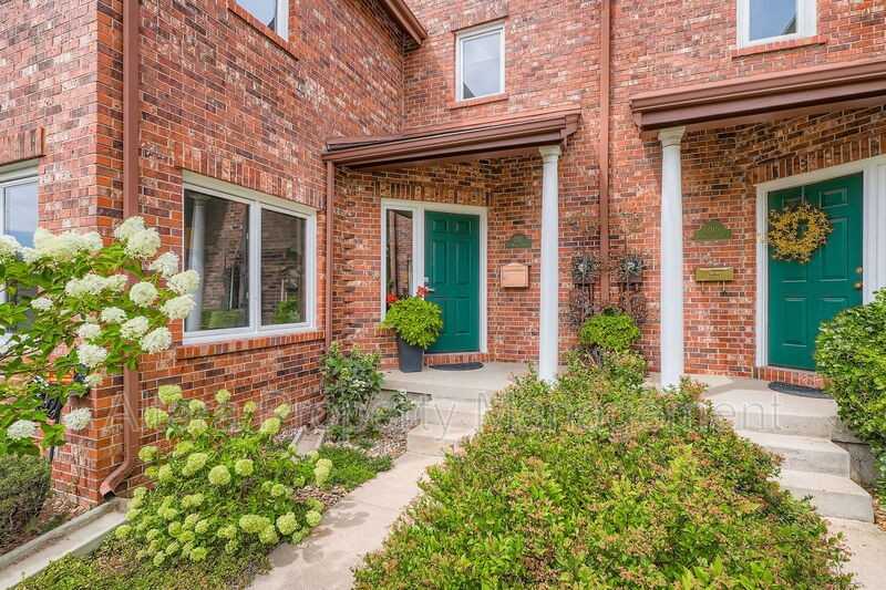 287 S Holly St - Photo 2 of 31