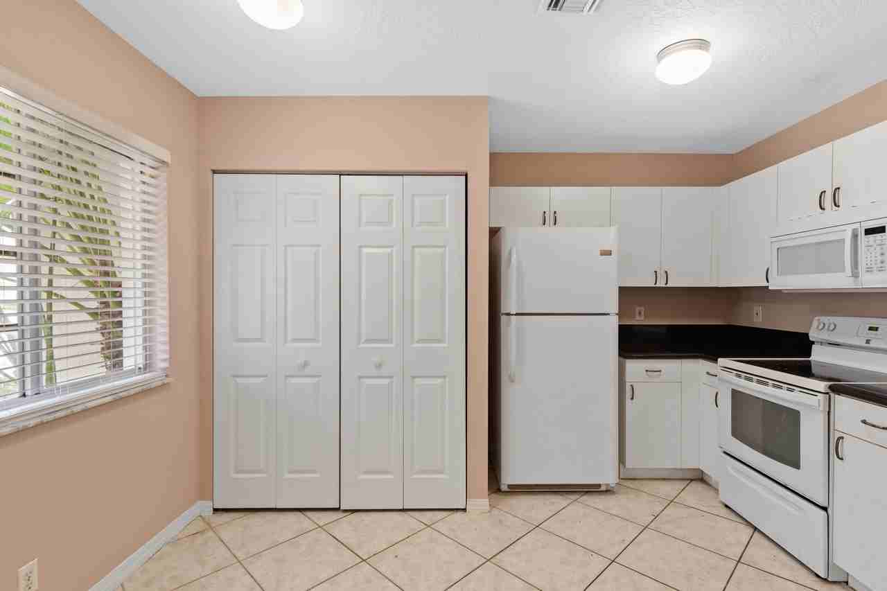 1186 Southwest 44th Avenue - Photo 4 of 23