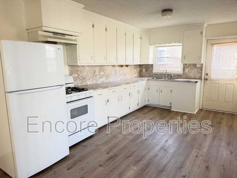 1502 Larson St - Photo 3 of 14