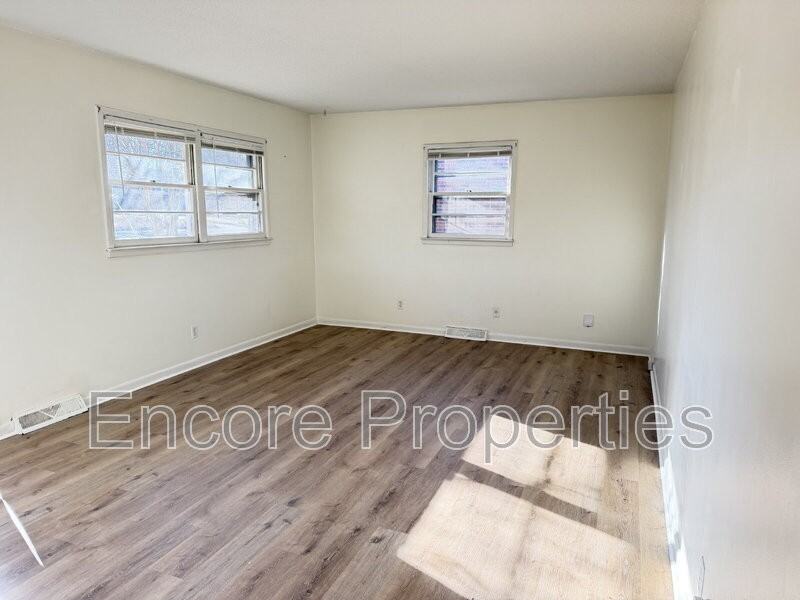 1502 Larson St - Photo 5 of 14