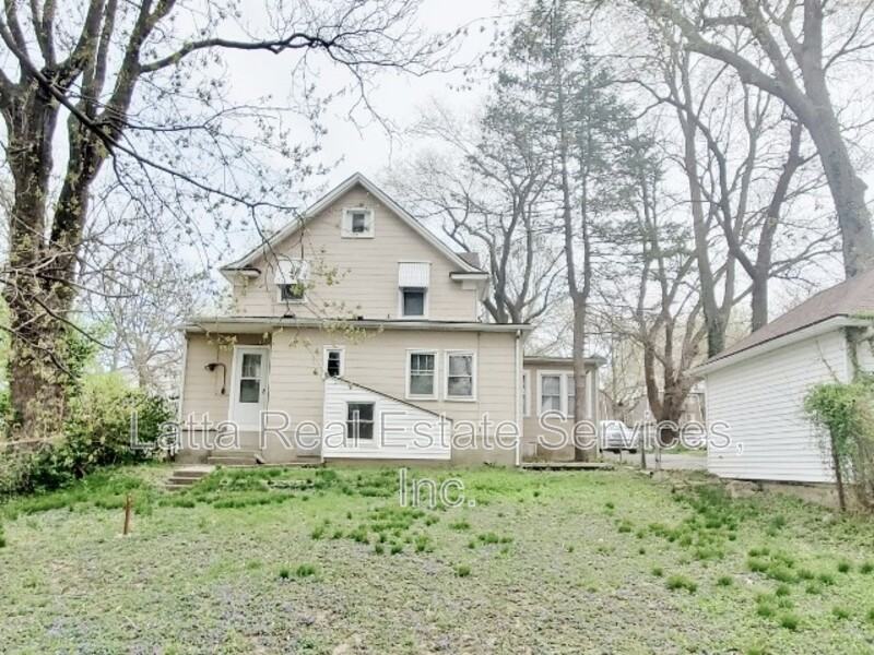 814 S Main St - Photo 2 of 17