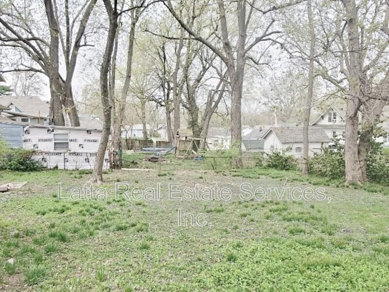 814 S Main St - Photo 3 of 17