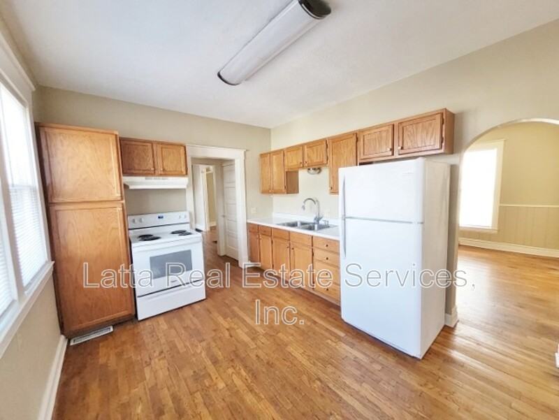 814 S Main St - Photo 7 of 17