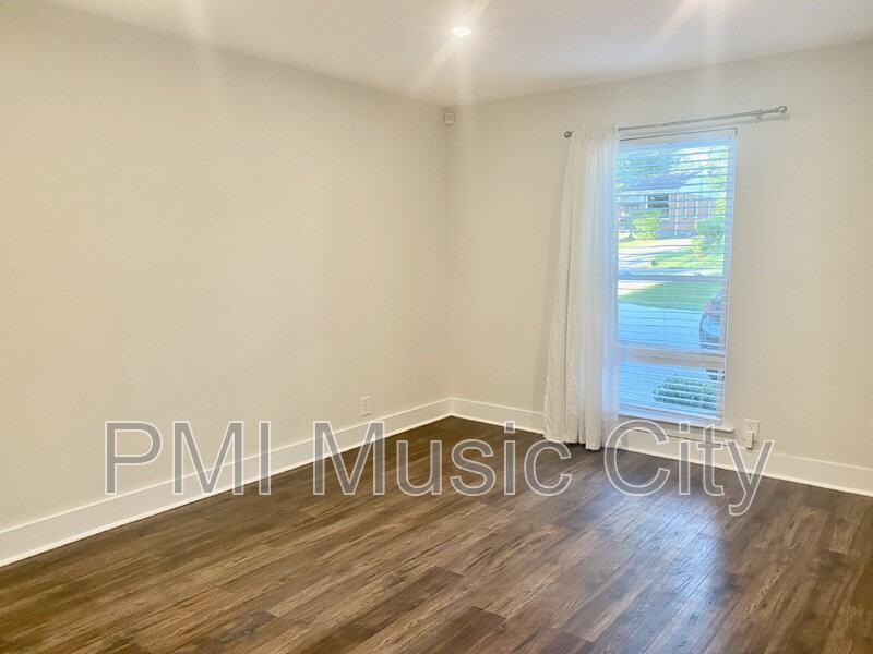 2126B Burns St - Photo 4 of 22