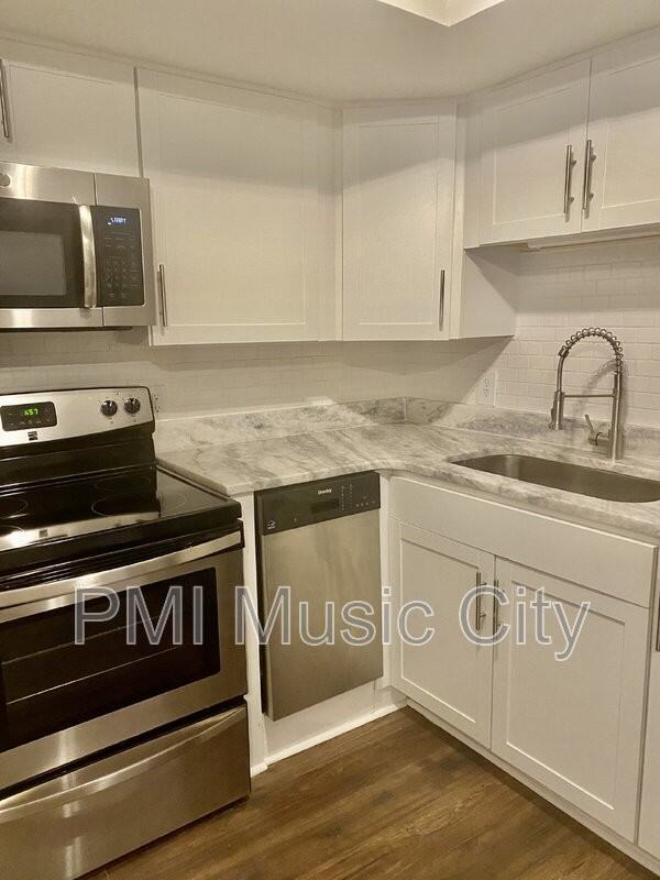 2126B Burns St - Photo 6 of 22