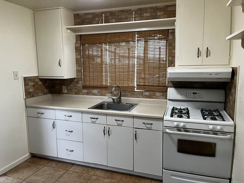 1660 Jennings Ave - Photo 7 of 16