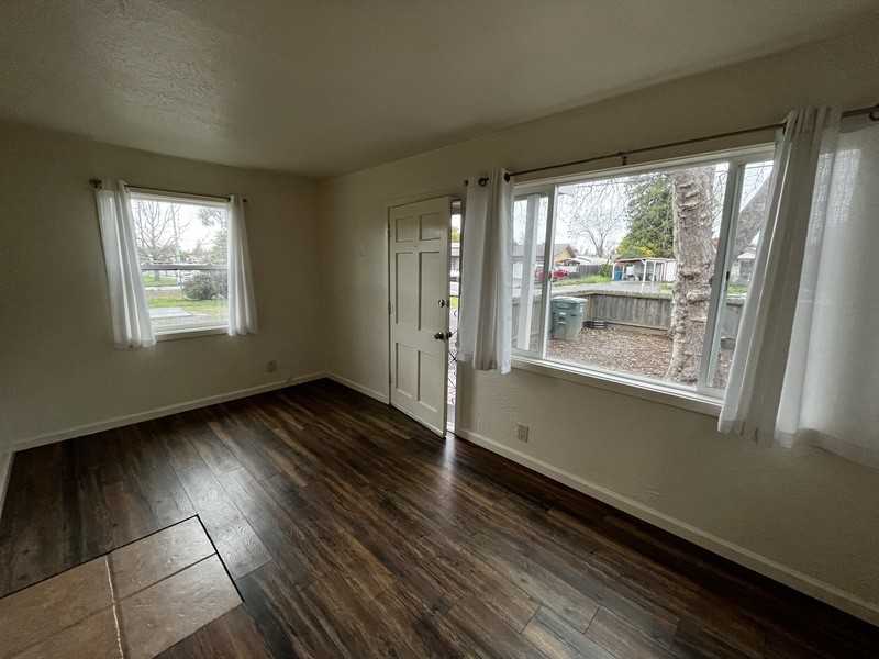 1660 Jennings Ave - Photo 2 of 16