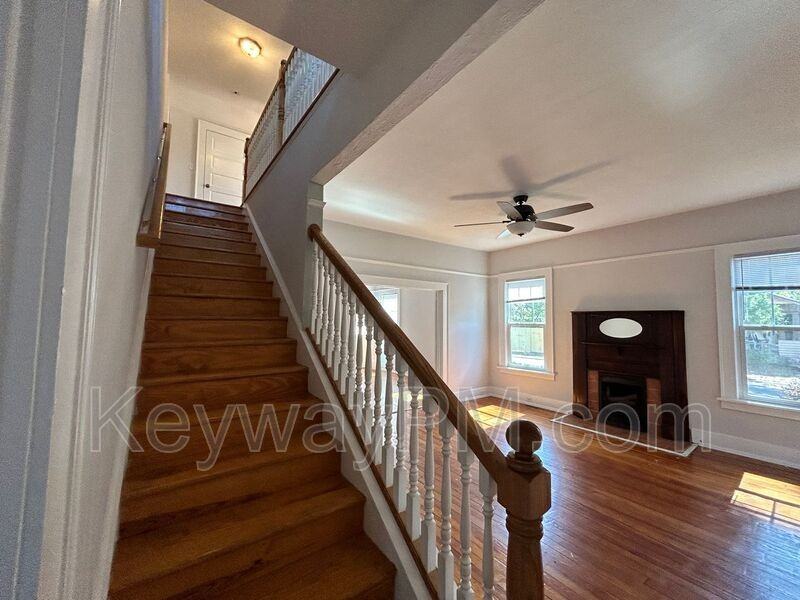 938 Merry St - Photo 3 of 34