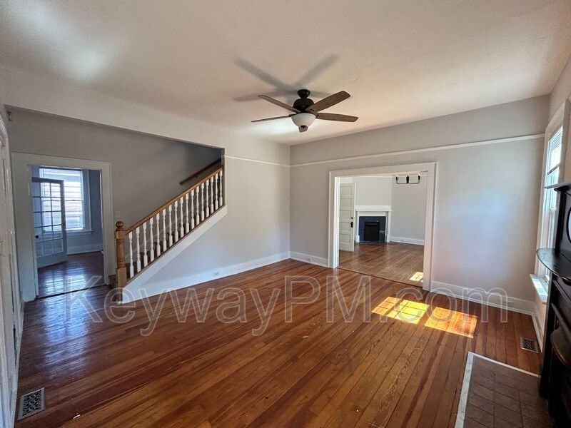 938 Merry St - Photo 4 of 34