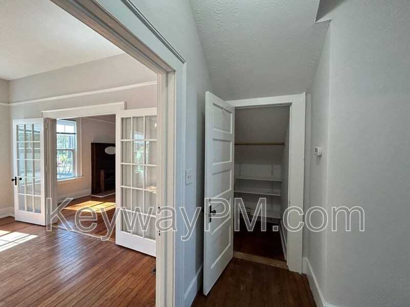 938 Merry St - Photo 6 of 34