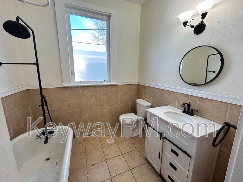 938 Merry St - Photo 7 of 34