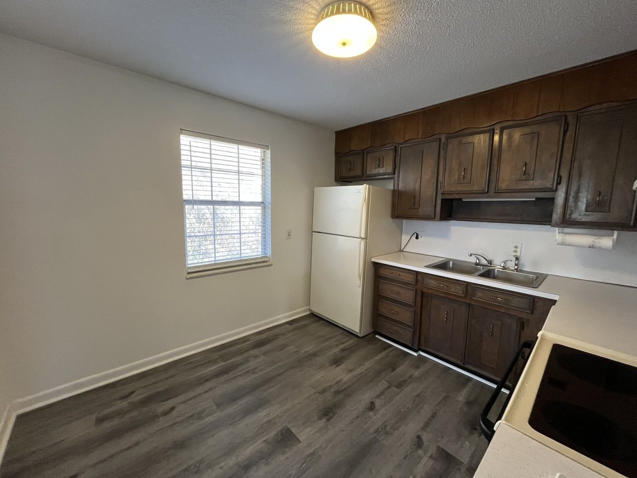 204 West Bernard Avenue - Photo 4 of 10