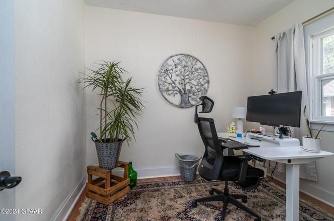 910 Walnut St - Photo 5 of 15