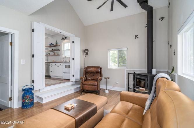 910 Walnut St - Photo 6 of 15