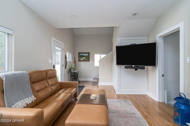 910 Walnut St - Photo 7 of 15