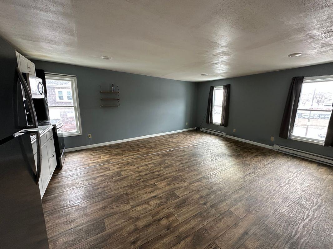 107 W Pulteney St - Photo 2 of 9