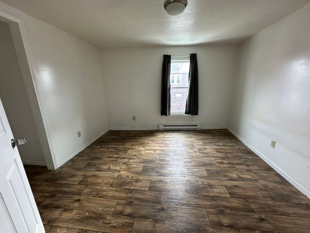 107 W Pulteney St - Photo 5 of 9