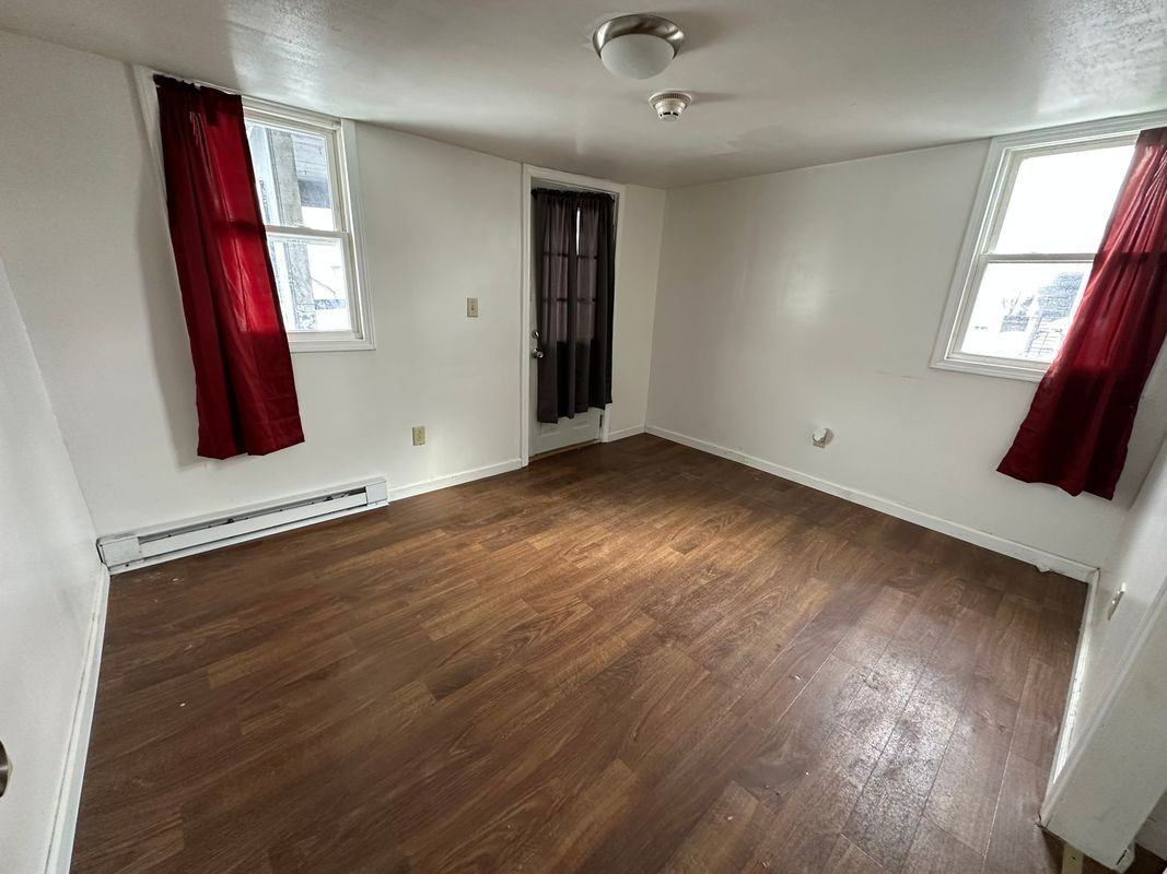 107 W Pulteney St - Photo 6 of 9