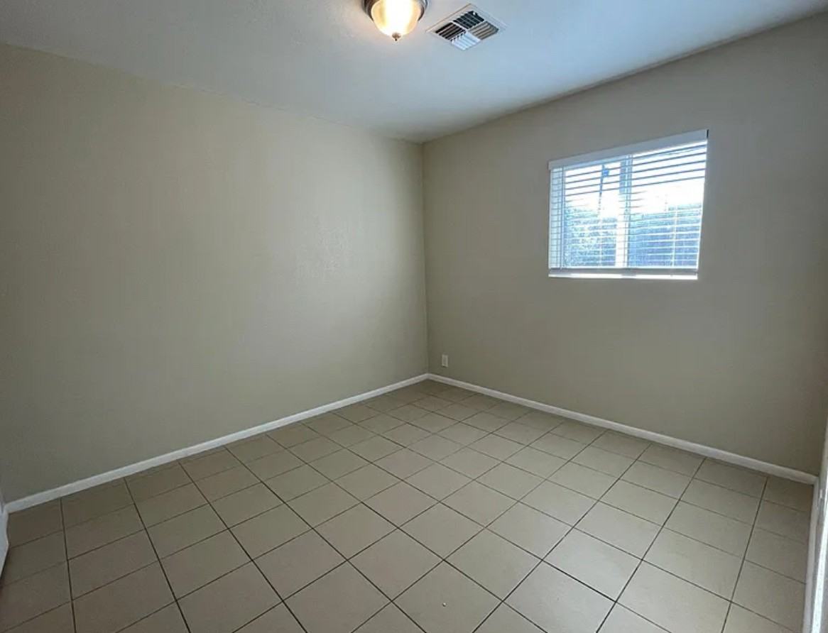 2231 E Portland St #D - Photo 7 of 9