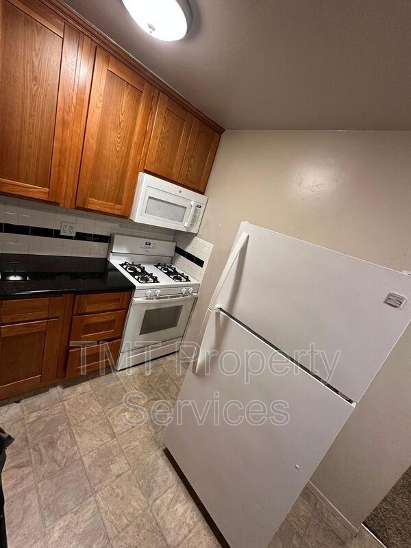 1615 W St #3 - Photo 5 of 9