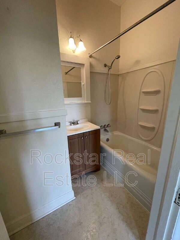 924 S Maple St - Photo 2 of 7