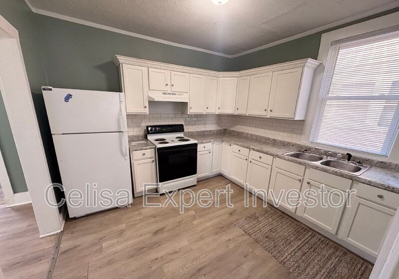 3731 Webster St - Photo 3 of 10