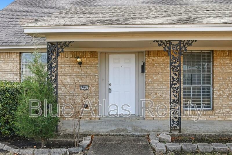 704 Skyline Dr - Photo 3 of 25