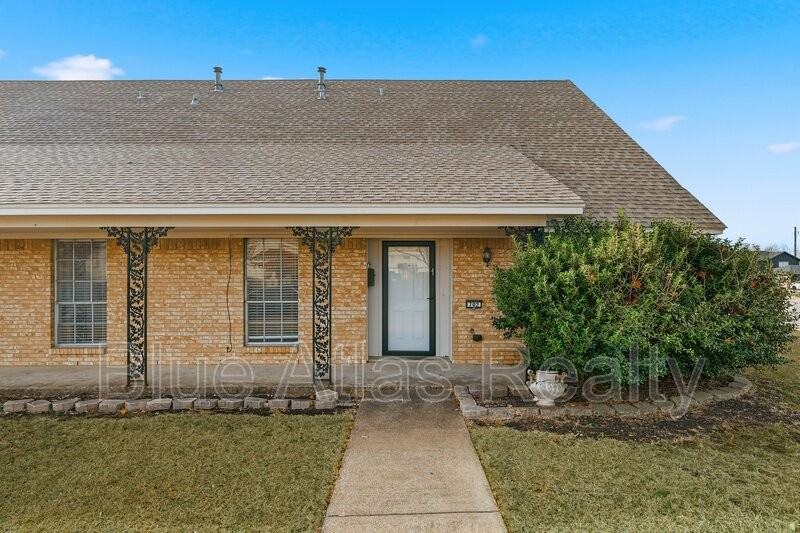 702 Skyline Dr - Photo 2 of 21