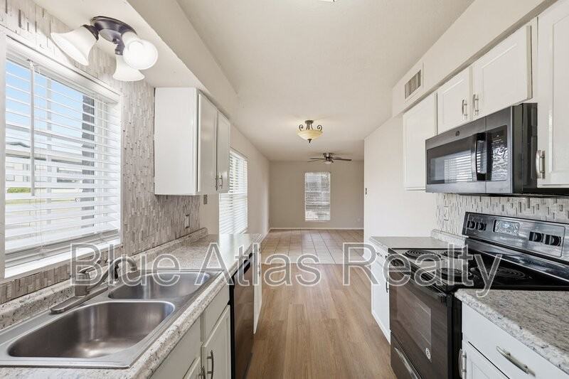 702 Skyline Dr - Photo 5 of 21