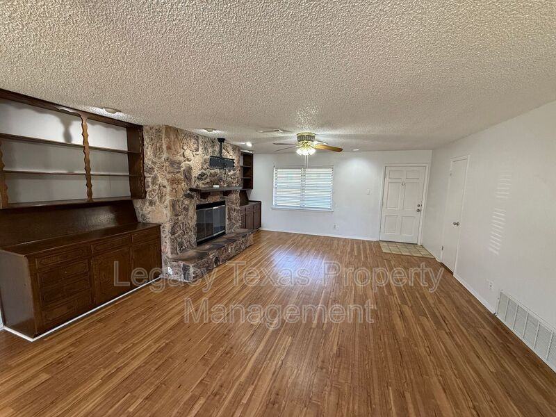 1205 Tanglewood Dr - Photo 2 of 12